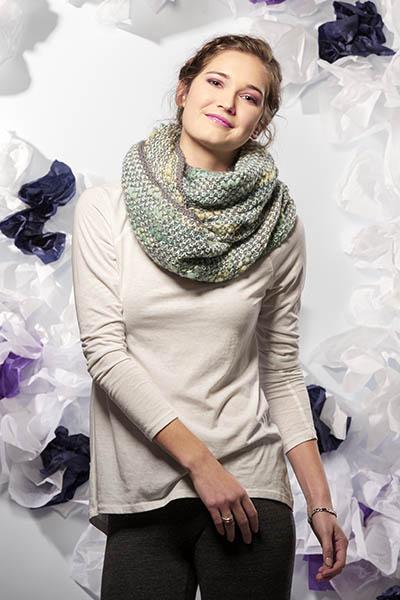 Hanasaku Cowl Pattern Universal Yarn